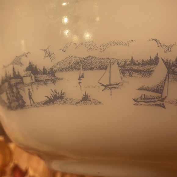 Vintage glass bake bowl - Picture 2 of 7